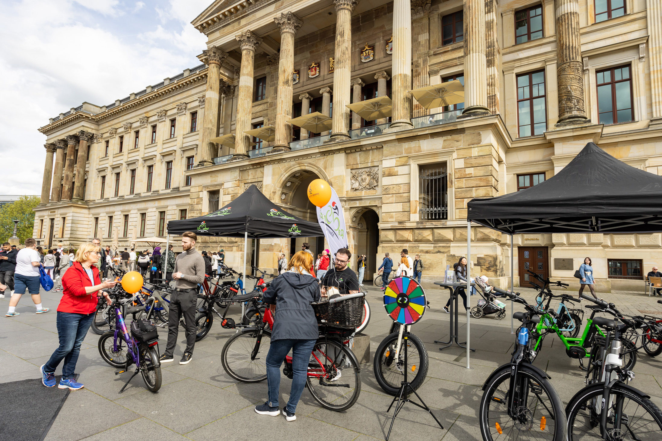 Aktuelle Fahrrad- und E-Bike-Modelle gab es auf dem Schlossplatz sowie in den zahlreichen Fachgeschäften in der Innenstadt zu entdecken. (Wird bei Klick vergrößert)