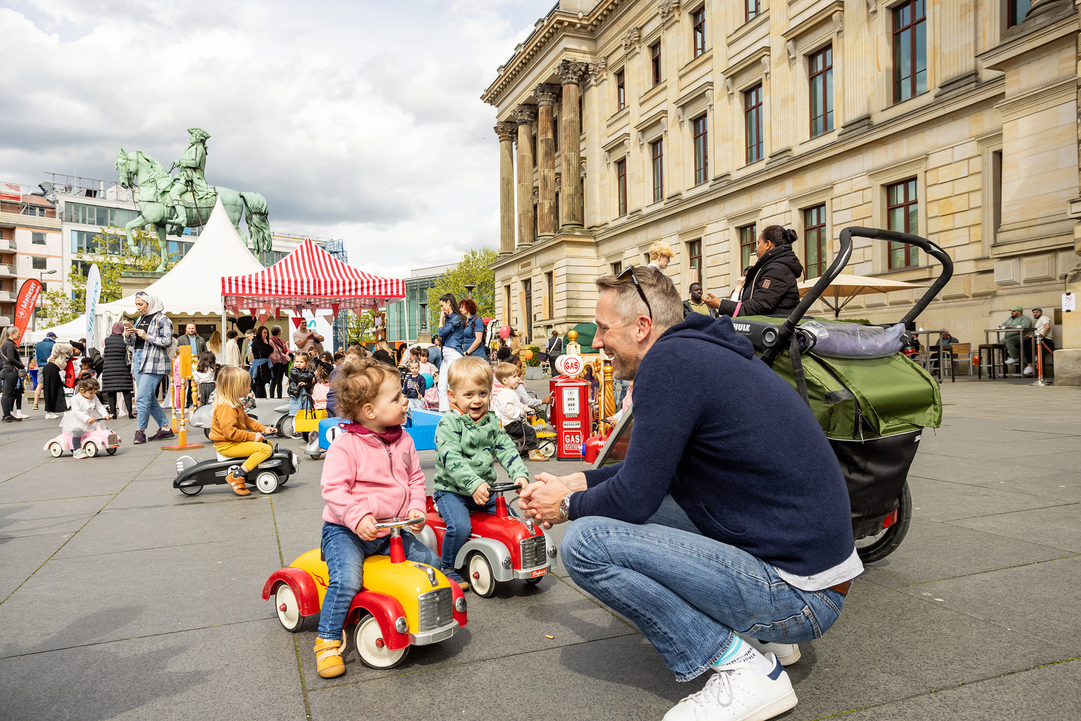 Oldtimer für die Kleinen: Auf dem Schlossplatz gaben Kinder auf den Rutschautos im nostalgischen Design Gas. (Wird bei Klick vergrößert)