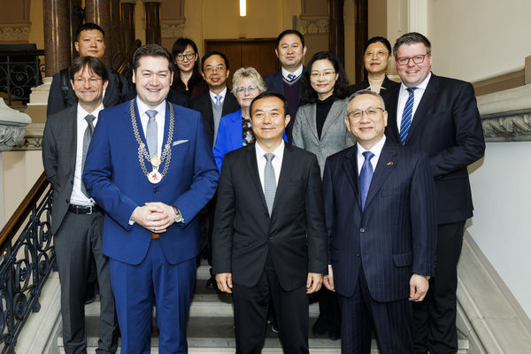 Eine Delegation aus Braunschweigs Partnerstadt Zhuahai war zu Gast im Rathaus. (Wird bei Klick vergrößert)