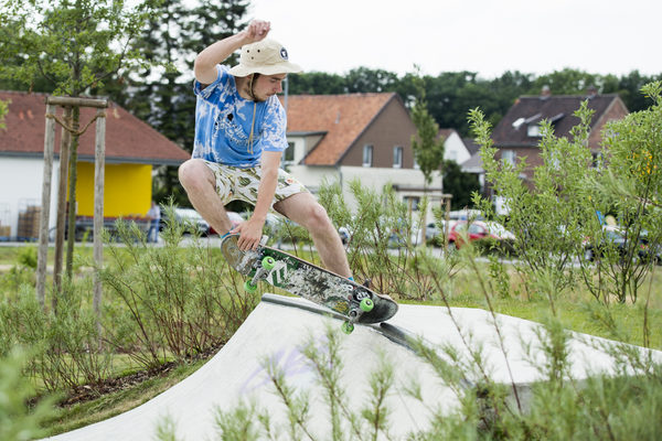ein Skater mit Skateboard an einer Rampe (Wird bei Klick vergrößert)