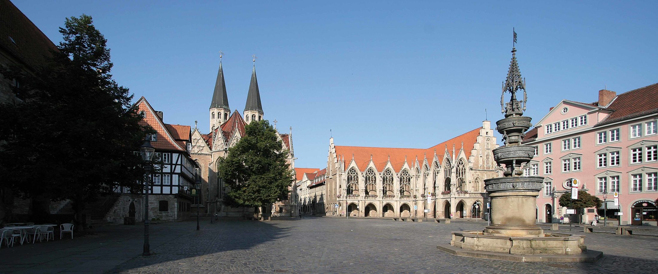 Der Altstadtmarkt – seit dem Mittelalter bis heute ein Mittelpunkt des öffentlichen Lebens in Braunschweig. (Zoom on click)