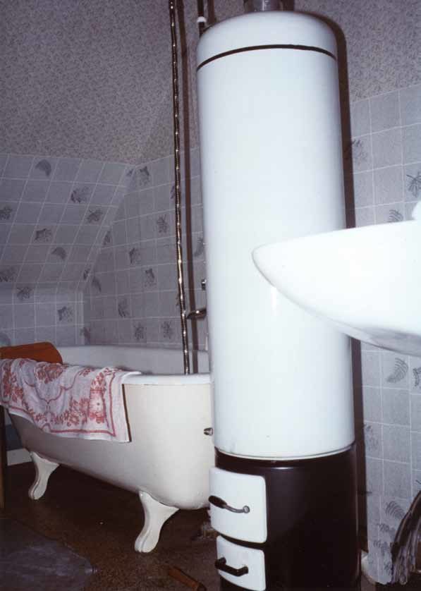 Auch nach dem Krieg sorgten noch Badeöfen für warmes Wasser in den Wohnungen. (Zoom on click)