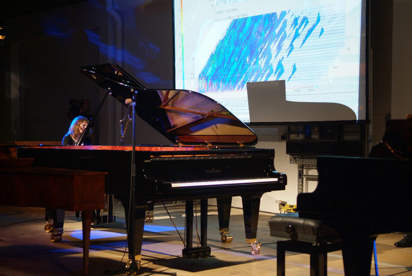 Foto 2: Klangspektren des Klaviers dargestellt als Flussdiagramm auf der Projektionsfläche (Wird bei Klick vergrößert)