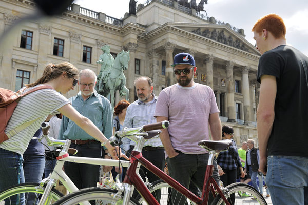 Zahlreiche Besucherinnen und Besucher bestaunten neue Fahrradmodelle. (Wird bei Klick vergrößert)
