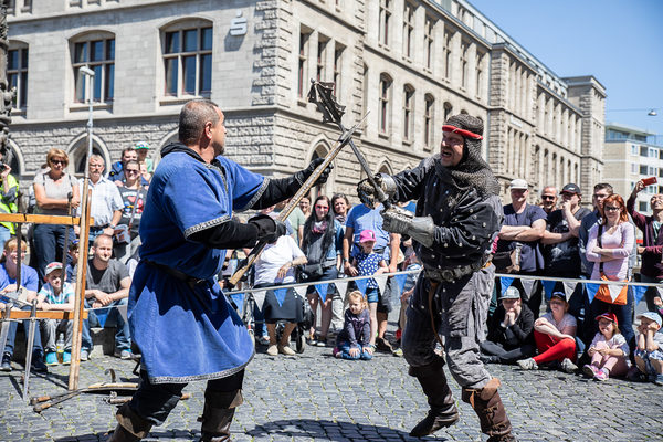 Die böhmische Ritterschar Hartigo zeigte bei ihren Ritterspielen den gekonnten Umgang mit dem Schwert. (Wird bei Klick vergrößert)