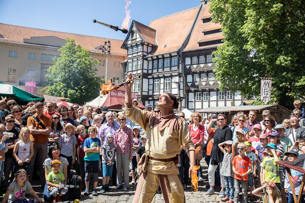 Auf dem Burgplatz beeindruckte der Unterhaltungskünstler Cyrano mit seiner Feuershow die Besucherinnen und Besucher des Mittelalterlichen Pfingstmarktspektakels. (Wird bei Klick vergrößert)