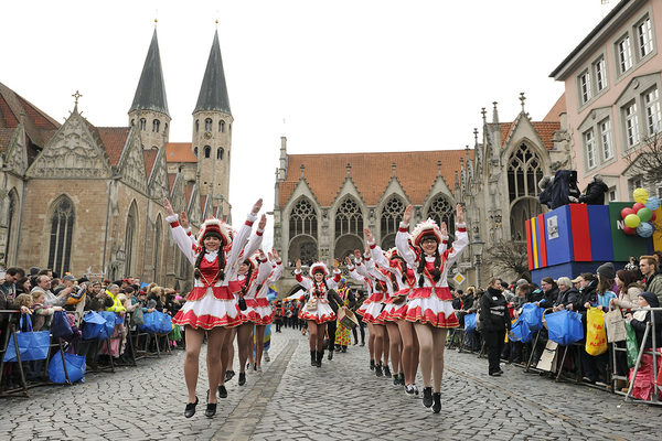 Mit drei Stunden Sendezeit überträgt der NDR den größten Karnevalsumzug Norddeutschlands am Sonntag, 11. Februar, ab 13:00 Uhr vom Altstadtmarkt aus Braunschweig. (Wird bei Klick vergrößert)
