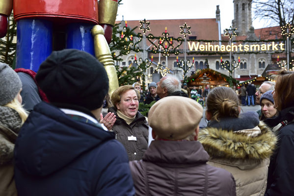 Bei den weihnachtlichen Stadtführungen erfahren Gäste spannende Details zu der Geschichte des Weihnachtsmarktes. (Wird bei Klick vergrößert)