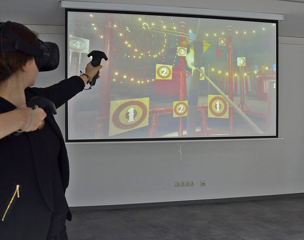 Besucherinnen und Besucher können bei den Virtual-Reality-Spielen auf dem Kohlmarkt in digitale Welten abtauchen. (Wird bei Klick vergrößert)