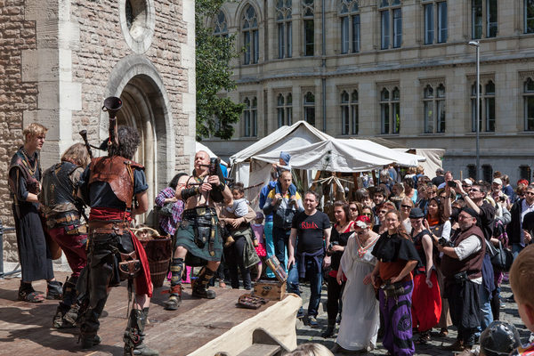 Mittelalterlicher Markt auf dem Burgplatz: Die Band „Fabula“ bringt Besucherinnen und Besucher am Pfingstwochenende zum Tanzen. (Wird bei Klick vergrößert)