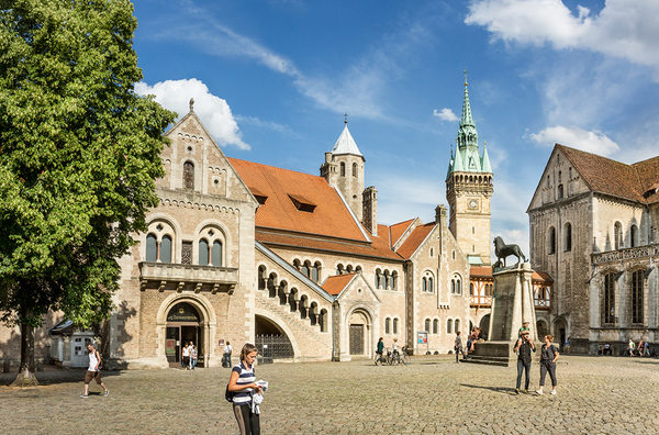 Auf dem Burgplatz, dem historischen Zentrum Braunschweigs, treffen sich zwei Pilgerwege: der Braunschweiger Jakobsweg und die VIA ROMEA. (Wird bei Klick vergrößert)