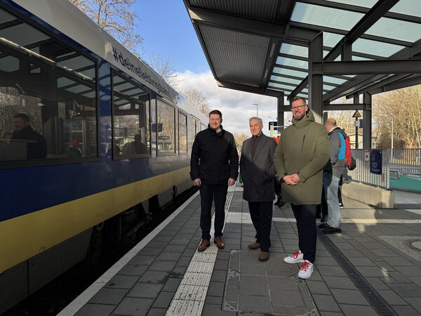 von links: Oberbürgermeister Dr. Thorsten Kornblum, Ralf Sygusch, Verbandsdirektor des Regionalverbands Großraum Braunschweig, und Tobias Festerling, Leiter Bahnhofsmanagement Braunschweig/Göttingen der DB InfraGO am Bahnhof Gliesmarode. (Wird bei Klick vergrößert)