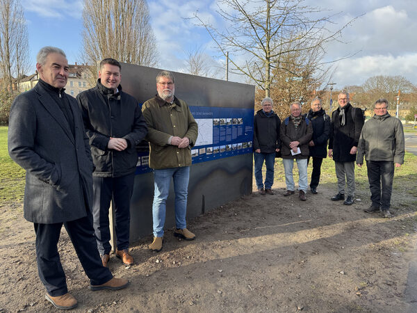 Am Bahnhof Gliesmarode informiert eine Stele über die Historie der Bahnhöfe. Die Initiatoren und Unterstützer des Projektes stehen neben der STele. (Wird bei Klick vergrößert)