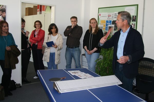 Ludwig Prüß (rechts) erklärte den internationalen Gründerförderern die Produkte und Tätigkeitsfelder der Kickpack GmbH im Technologiepark Braunschweig. (Wird bei Klick vergrößert)