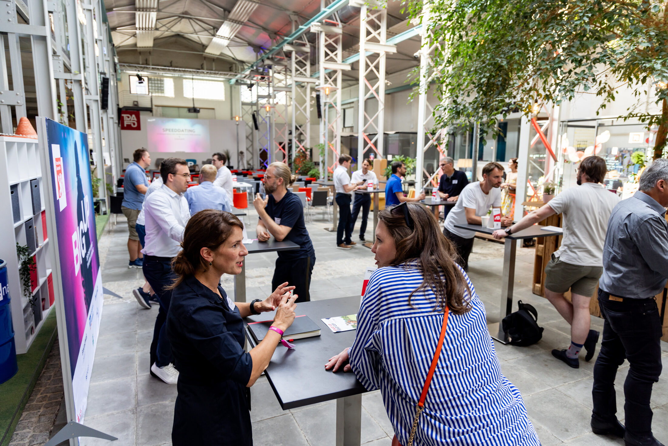 Das Bild zeigt Gründer:innen, Investor:innen und Interessierte beim Speed Dating. (Wird bei Klick vergrößert)