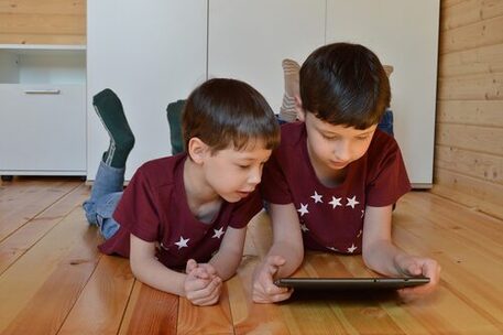 Kinder mit Tablet