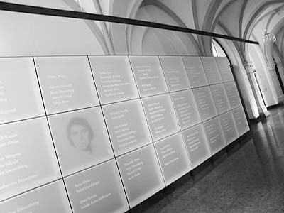 Bild Mahnmal der ermordeten Sinti im Rathaus der Stadt Braunschweig (Wird bei Klick vergrößert)