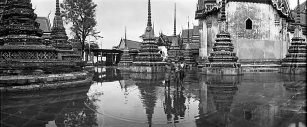 Uwe Brodmann, Bangkok, 1980er Jahre, Silbergelatineabzug auf Barytpapier, Privatbesitz (Wird bei Klick vergrößert)