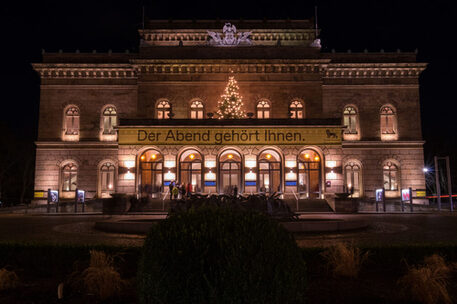 Staatstheater mit weihnachtsdeko