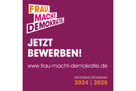 Weinrote Kachel mit der Aufschrift Fra.Macht.Demokratie. Jetzt Bewerben! www.frau-macht-demokratie.de Mentoring-Programm 2024/2025