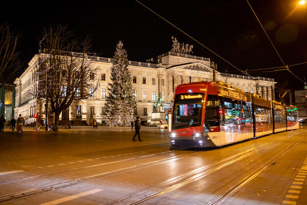 Mit dem Weihnachtsmarkt-Gutscheinticket reisen Sie günstig und bequem zum Braunschweiger Weihnachtsmarkt.