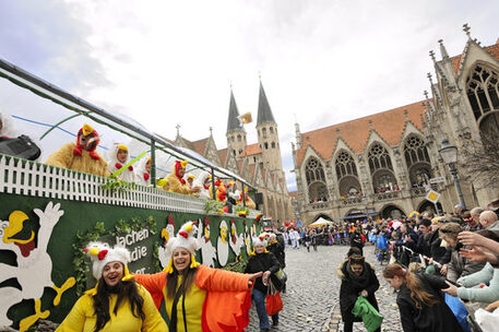 Karnevalswagen und Publikum auf dem Altstadtmarkt