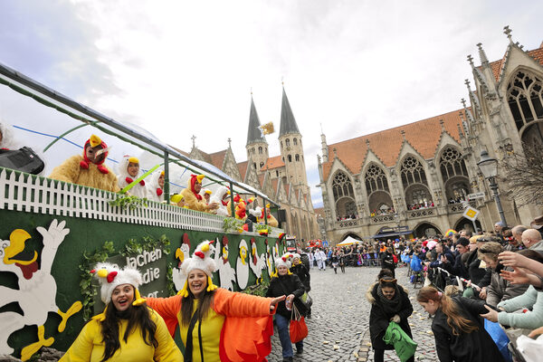 Karnevalswagen und Publikum auf dem Altstadtmarkt (Wird bei Klick vergrößert)