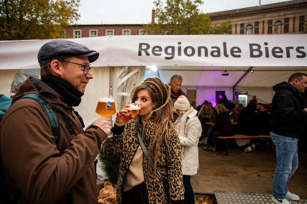 Das Bierspezialitätenzelt auf dem Domplatz lädt Innenstadtgäste zum gemeinsamen Anstoßen und Verweilen ein. (Wird bei Klick vergrößert)