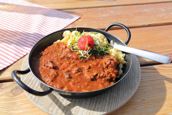 Im November gibt es Spätzle mit Mumme-Gulasch im Genusstresor. (Wird bei Klick vergrößert)