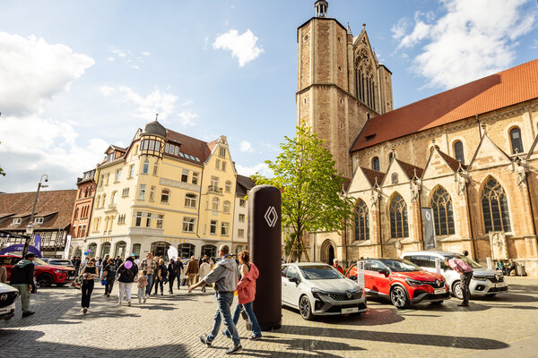 Menschen schlendern vorm Dom über die Mobilitätsmesse beim Stadtfrühling. (Wird bei Klick vergrößert)