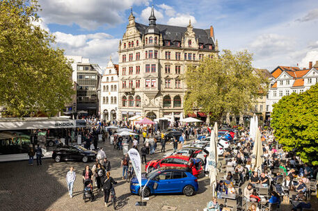 Autohäuser zeigen Neuheiten aus Elektromobil- und Automobilbranche wie hier auf dem Kohlmarkt.