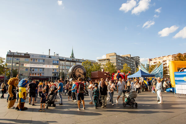 Auf dem Schlossplatz präsentieren sich unter anderem Eintracht Braunschweig und die Basketball Löwen. (Wird bei Klick vergrößert)