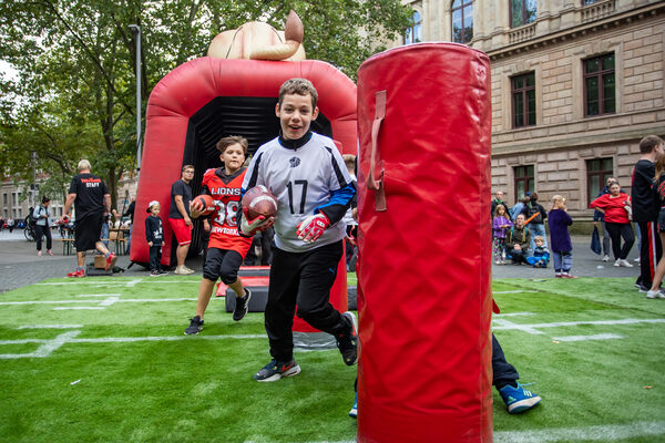 Junge mit Football (Wird bei Klick vergrößert)