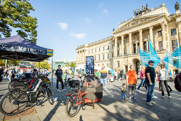 Stand mit fahrrädern vor dem Schloss (Wird bei Klick vergrößert)