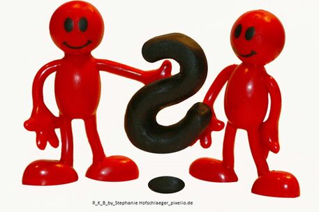 Zwei rote Smiley-Figuren mit Fragezeichen