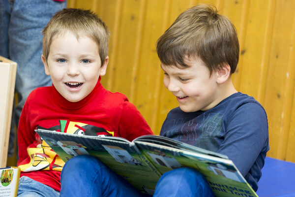 Kinder lesen ein Buch