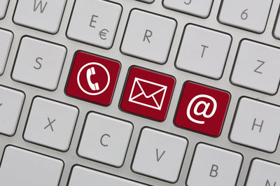 Eine Tastatur in der drei Tasten mit Telefon- und Email-Symbol rot hervorgehoben sind