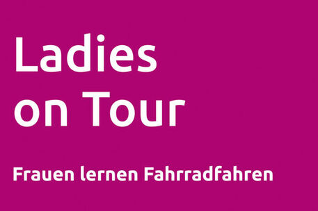 Text auf pinkem Hintergrund: Ladies on Tour Frauen lernen Fahrradfahren