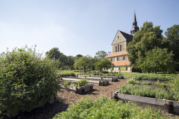 Kloster mit Klostergarten (Wird bei Klick vergrößert)