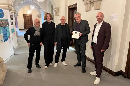 Foto der Preisübergabe an die Stadt, von links nach rechts Nikolaus Gurr, Lisa Brunnert, Knut Böhmer, Heinz-Georg Leuer, Frank Buken