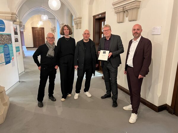 Foto der Preisübergabe an die Stadt, von links nach rechts Nikolaus Gurr, Lisa Brunnert, Knut Böhmer, Heinz-Georg Leuer, Frank Buken