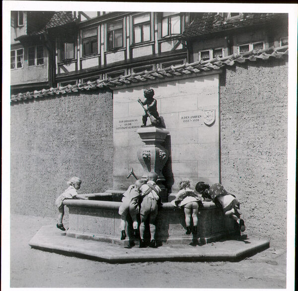 Besenmännchen mit Brunnen und Kindern an dem ursprünglichen Aufstellungsort in der Langen Straße (Wird bei Klick vergrößert)