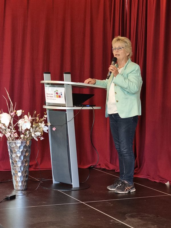 Bürgermeisterin Annegret Ihbe eröffnet das Kulturfest. (Wird bei Klick vergrößert)