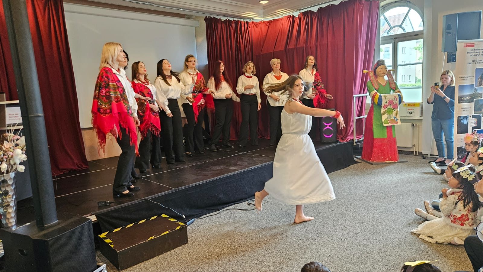 Gesangs- und Tanzdarbietung des Vereins Freie Ukraine Braunschweig e.V. (Wird bei Klick vergrößert)