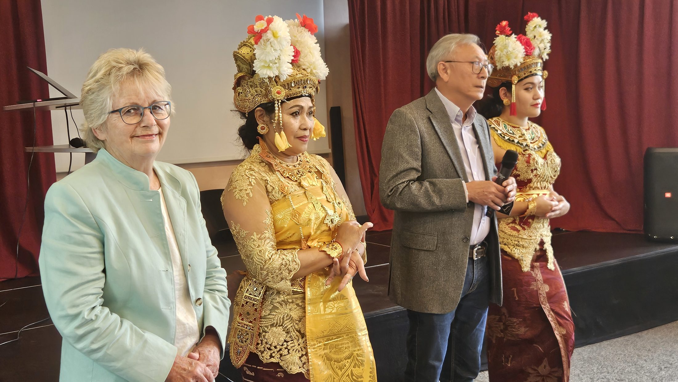 Das Präsidium der Deutsch-Indonesischen Gesellschaft mit Tänzerinnen. (Wird bei Klick vergrößert)