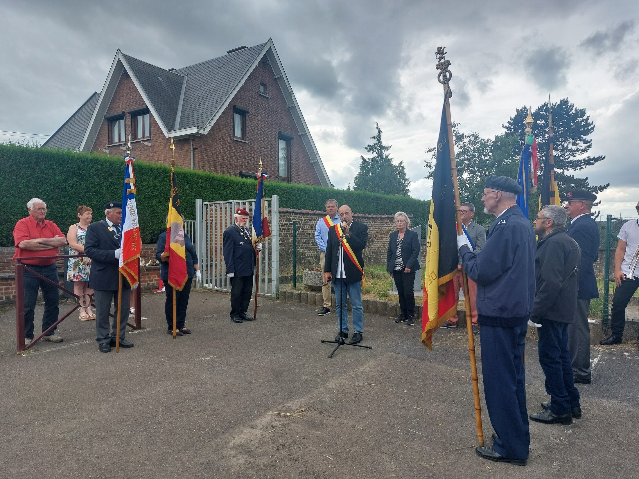 Jean Fersini, Bürgermeister der Gemeinde Aiseau-Presles, bei der Ansprache vor dem Friedensdenkmal (Wird bei Klick vergrößert)