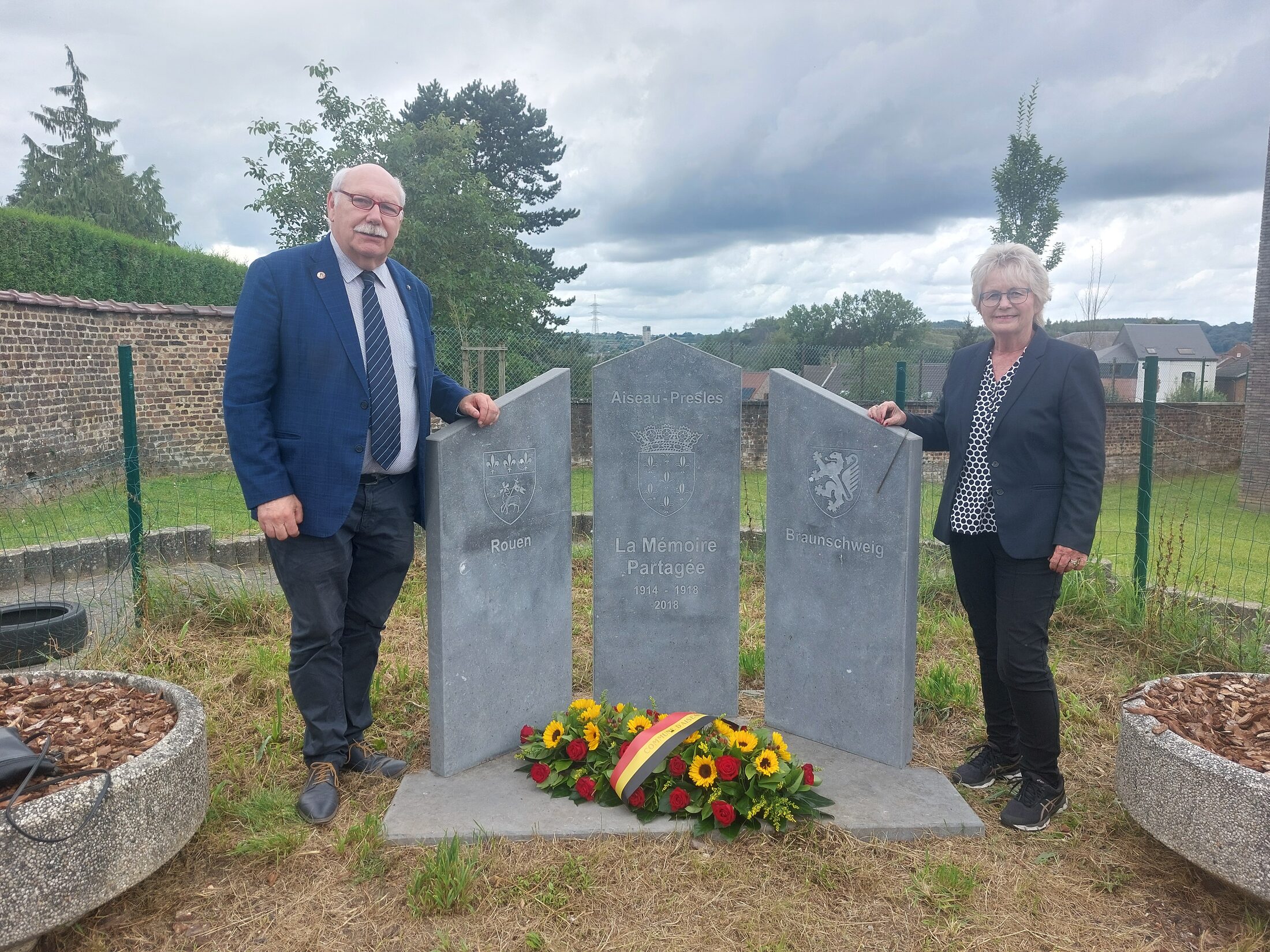 Bürgermeisterin Annegret Ihbe und Ehrenvorsitzender des Comité Royal du Souvenir de le Roux, Daniel Tilmant, Organisator der Gedenkveranstaltung (Wird bei Klick vergrößert)