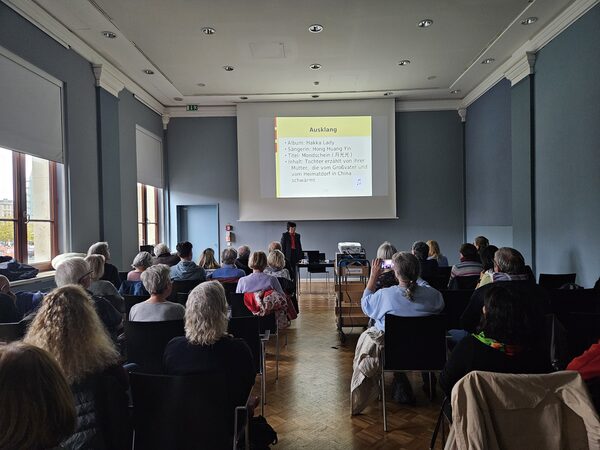 Vortragsveranstaltung zur Hakka-Kultur in der Stadtbibliothek Braunschweig. (Wird bei Klick vergrößert)