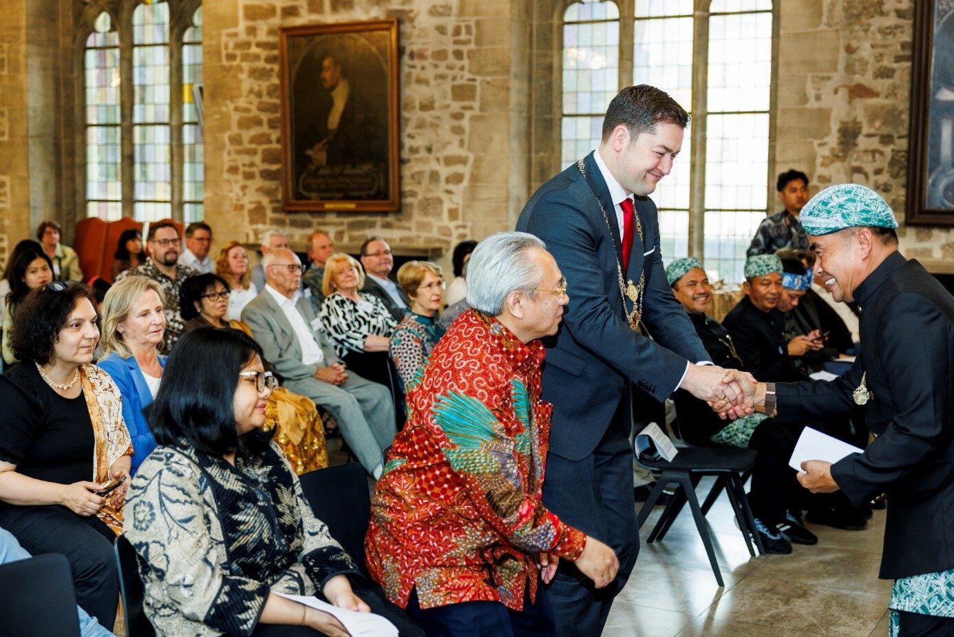 Oberbürgermeister Dr. Kornblum und Delegation des indonesischen Generalkonsulats aus Hamburg begrüßen die Gäste aus Bandung (Wird bei Klick vergrößert)