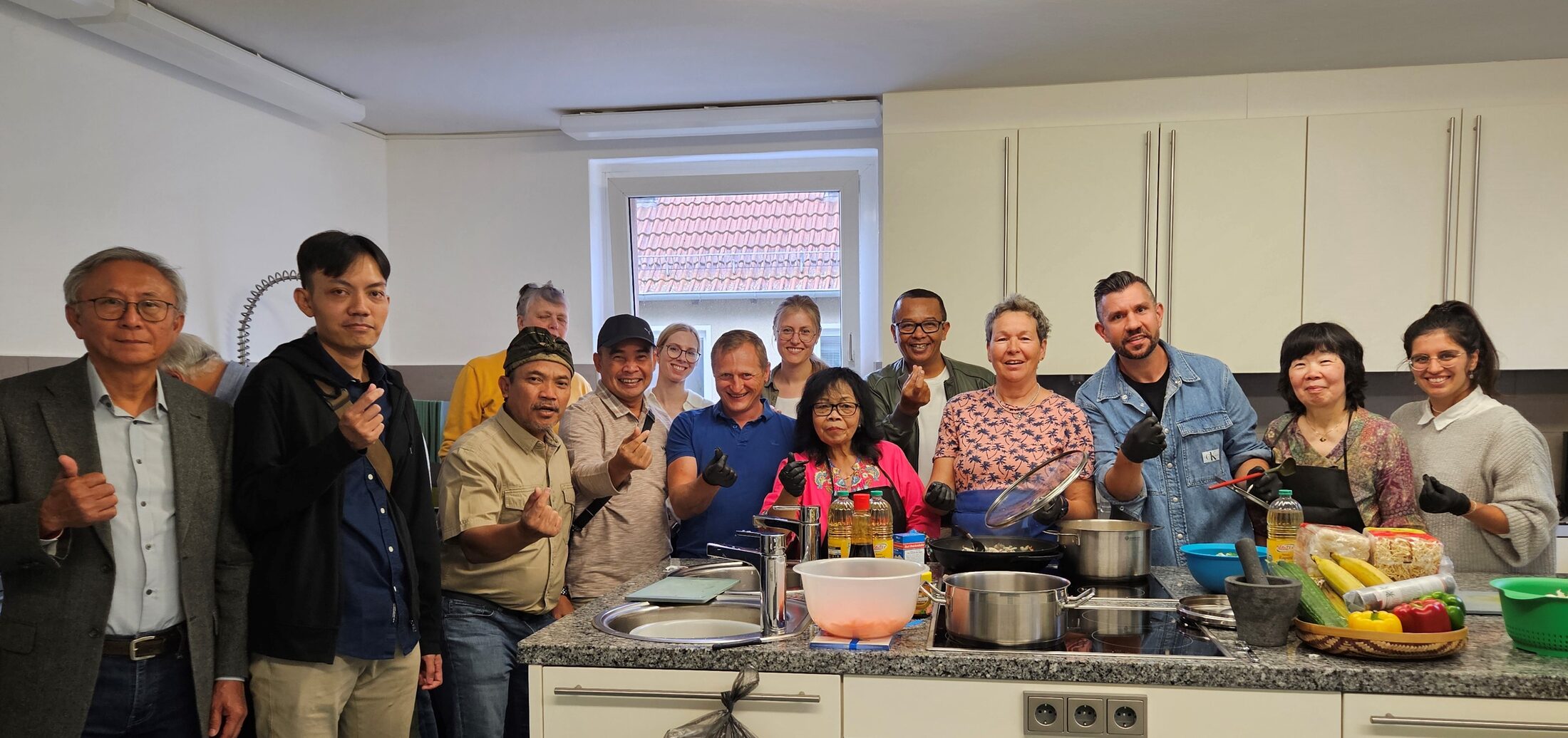 Die offizielle Delegation aus Bandung besuchte den Kochkurs (Wird bei Klick vergrößert)